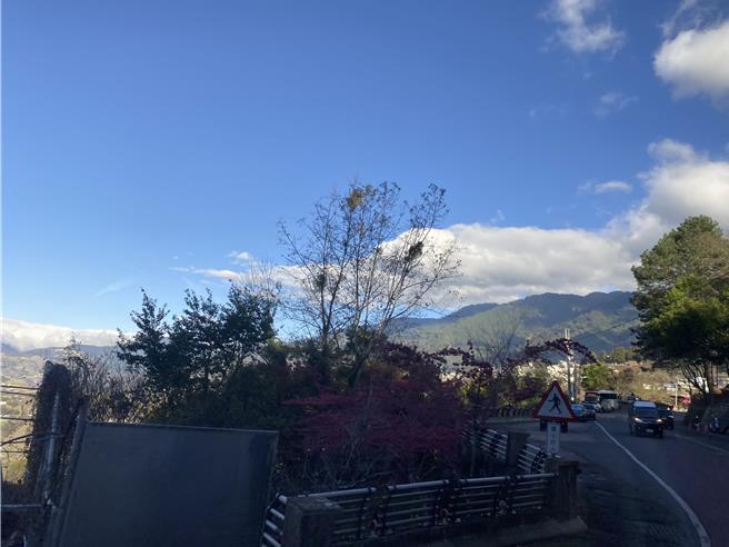 公路局中区养护工程分局指出，农历春节来临，中横便道自2月7日至15日计9日，增开通行班次5时段，开放通行。（张妍溱摄）