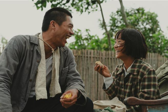 方郁婷（右）和柯炜林首度合作，片中展开一段深厚情谊。（华文创提供）