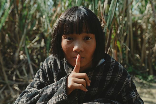 金马新人方郁婷顶着一头短髮加黝黑皮肤，演出14岁的乡村少女。（华文创提供）