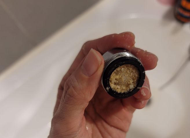 高雄一名网友因为水龙头、莲蓬头一直有黄色结晶卡住，水出不来很烦恼。(翻摄自高雄大小事FB)