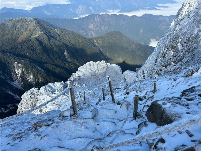 玉山碎石坡、風口至主峰頂步道是結硬冰，一般簡易冰爪無法行走危險。（玉山國家公園提供／楊靜茹南投傳真）