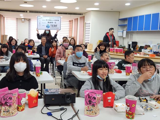 台湾环保研究基金会24日捐赠送1批优质课桌椅设备给彰化县阳光少年展梦会，并为学童进行绿能环保课程。（彰化县议员周君绫提供／孙英哲彰化传真）