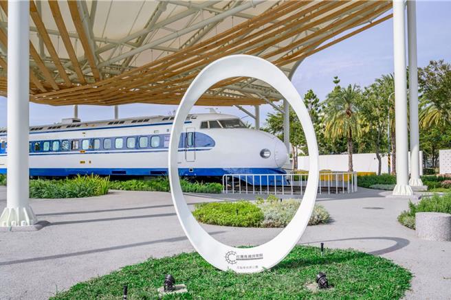 「高鐵假期」每條都結合台南站前最新開幕的「花魁車地景公園」安排旅客進入車室參觀。（台灣高鐵公司提供／蔡亞樺台北傳真）