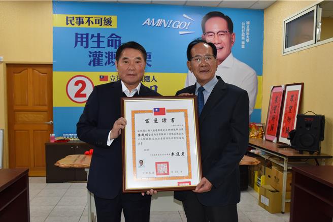 苗栗县长锺锺东锦24日上午颁发立委当选证书给立委当选人陈超明。（谢明俊摄）