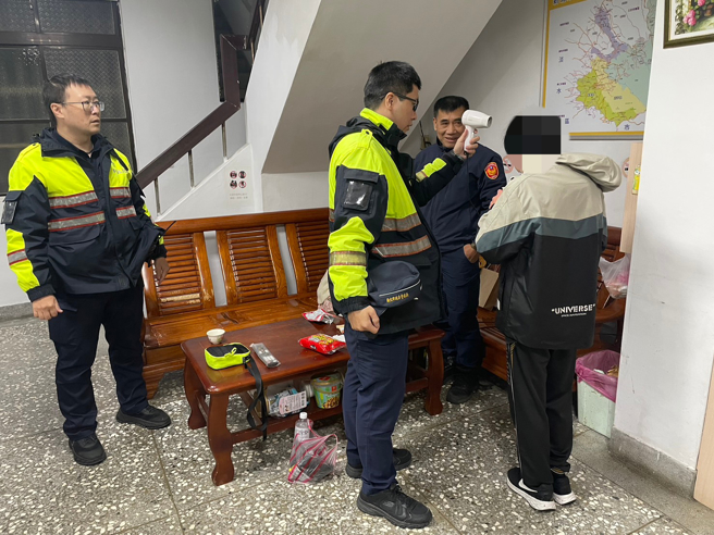 少年无法忍受湿冷，走进派出所求助。（图 / 刘咏韵翻摄）