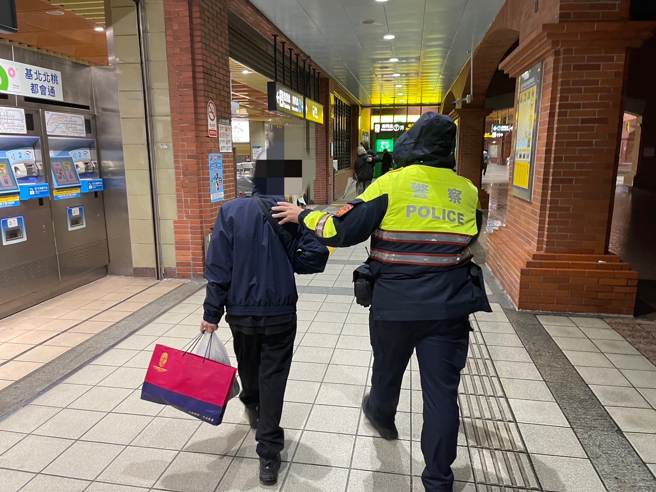 员警以警车护送少年到淡水捷运站搭车。（图 / 刘咏韵翻摄）