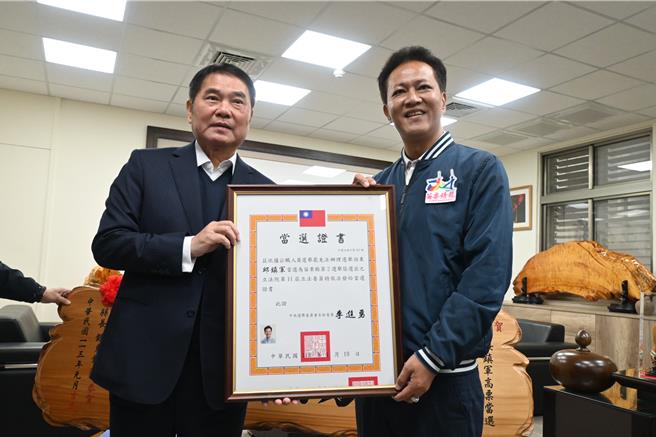 苗栗县长锺东锦颁赠当选证书给新科立委邱镇军。（李京升摄）