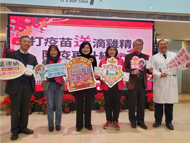 為鼓勵民眾接種新冠肺炎XBB疫苗，雲林縣衛生局邀請成大斗六分院副院長、小兒感染科醫師何宗憲（右一）及台大雲林分院副院長洪健清鼓吹。（周麗蘭攝）