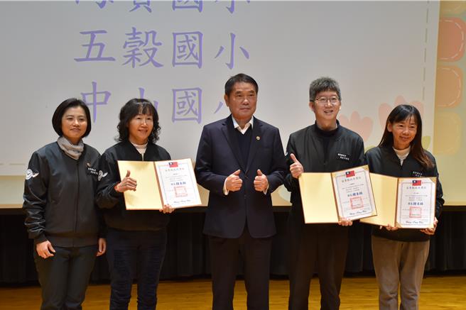 苗栗縣長鍾東錦主持2023年第2學期校長會議，頒發獎牌給績優校長。（謝明俊攝）