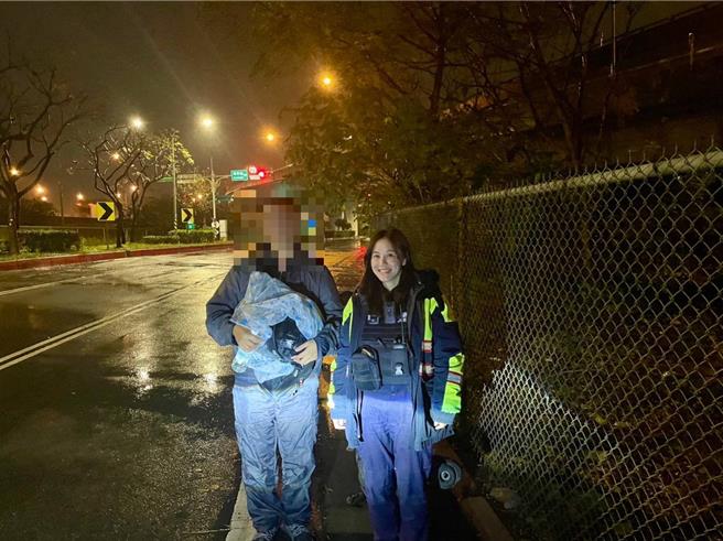 桃园一名男子24日凌晨下班途中，机车突没油无法发动，巡逻员警见状及时救援。（翻摄照片／蔡明亘桃园传真）