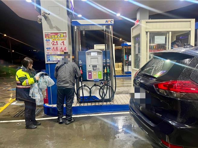 桃园一名男子24日凌晨下班途中，机车突没油无法发动，巡逻员警见状及时救援。（翻摄照片／蔡明亘桃园传真）