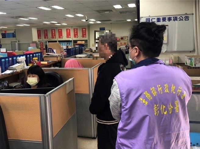 彰化县林姓男子积欠约14万元交通罚款，日前他接获行政执行署的催缴简讯后，到彰化分署缴清14万余元罚锾。