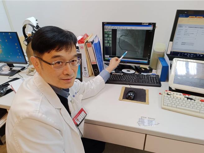 心臟内科头份为恭医院医师褚佩寰以紧急心导管手术处置，经过气球扩张术和支架置放术后顺利打通血管，帮心室纤维颤动患者挽回一命。（为恭医院提供／谢明俊苗栗传真）