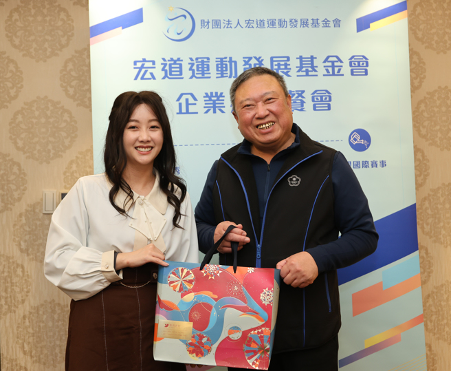 射击好手吴佳颖（左）感谢宏道运动发展基金会董事长林鸿道照顾。（中华奥会提供）
