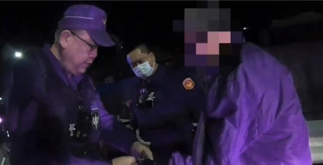 高雄市仁武分局溪埔派出所员警日前巡逻行经大树区台29线，见一部普重机车违规闯红灯，骑士见警方上前拦查神情慌张，员警见其裤头露出可疑夹链袋，意外查获海洛因及安非他命。（高雄市警方提供／林雅惠传真）