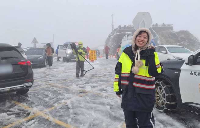 追雪族嗨翻！超可愛女警合歡山「比YA甜笑」融化4萬人。(翻攝臉書中橫路況交通資訊站)