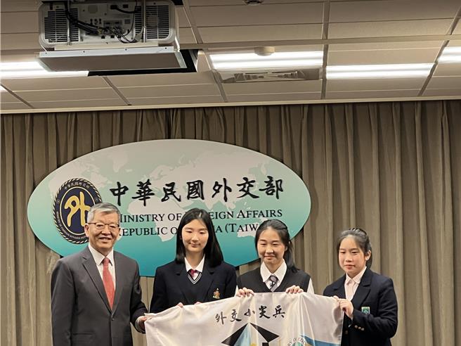 外交部今舉辦外交小尖兵授旗儀式。（蔡宗穎攝）