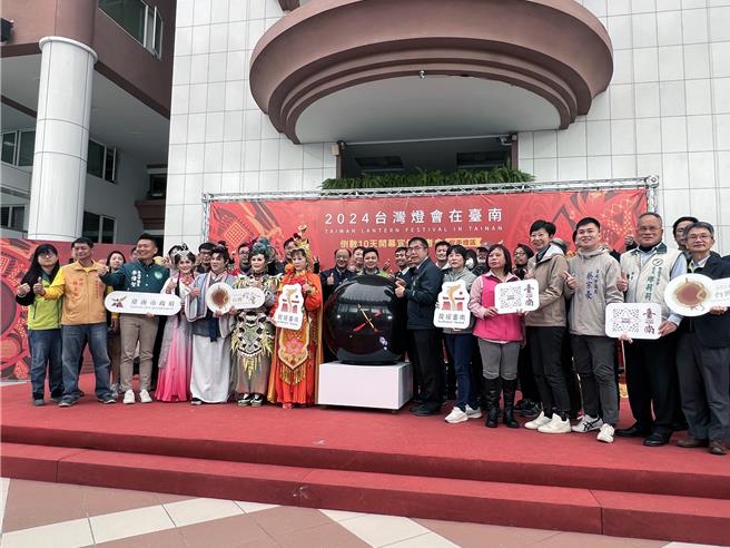 2024台湾灯会在台南，提前亮灯的安平灯区，2月3日将率先开展，市府24日举办宣传活动时，特地邀请开展当天将现场演出的明华园总团，重新演绎暌违10年的户外艺术大作《妈祖》精华版，炒热现场气氛。（洪荣志摄）