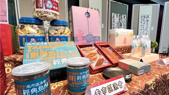 有鑑於國人每到農曆春節常有送禮需求，台南許多水產養殖及加工業者於年前推出包裝精美的年節禮盒組。（張毓翎攝）