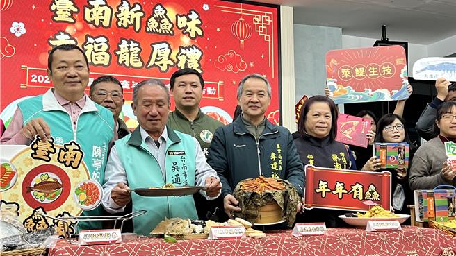農業局今天邀請南市區漁會、南縣區漁會、國基漁場、台南市南瀛養殖生產協會、一夫水產生技公司等業者在民治市政中心一樓大廳行銷年節禮盒。（張毓翎攝）