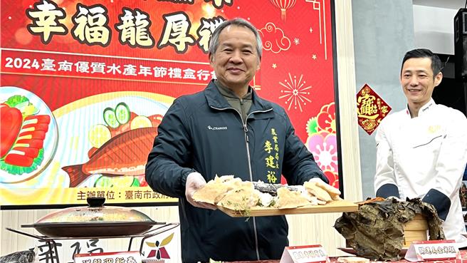 台南市政府農業局長李建裕（左）等人都親自到場大力推銷，歡迎市民朋友踴躍購買。（張毓翎攝）