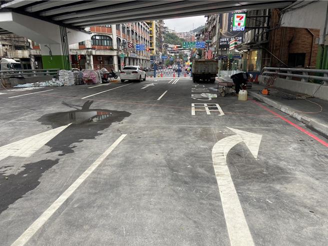 歷經9個月的施工，基隆市仁愛橋封閉改建工程可望於30日提前完工通車。（張志康攝）