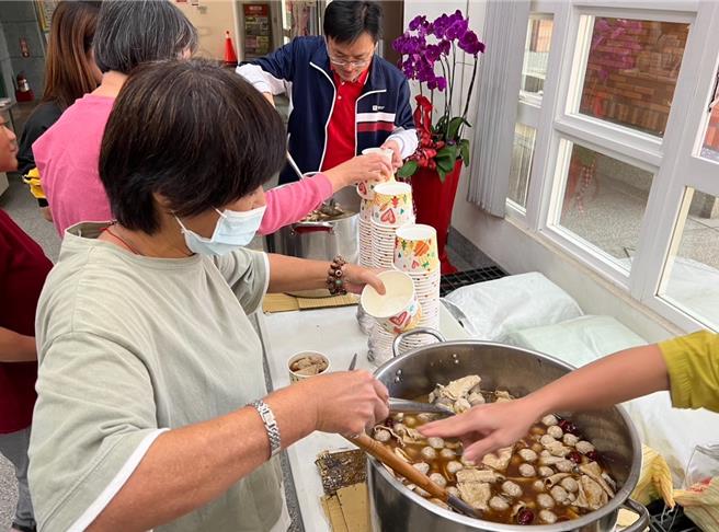 彰化縣溪湖鎮公所也飄起濃濃的麻油雞香味，原來是鎮長何炳樺體恤同仁，在寒流來襲時，特別到市場買菜，請總鋪師烹煮麻油雞。（翻攝何炳樺臉書／吳建輝彰化傳真）