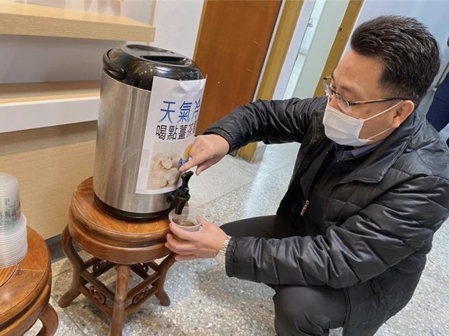 真的來的「薑薑好！」寒流來襲氣溫驟降，辛苦的警察同仁頂著寒風維持社會秩序，彰化縣北斗警分局長吳詠傑特別準備薑茶，讓警局所有同仁暖心又暖胃。（北斗警分局提供／吳建輝彰化傳真）