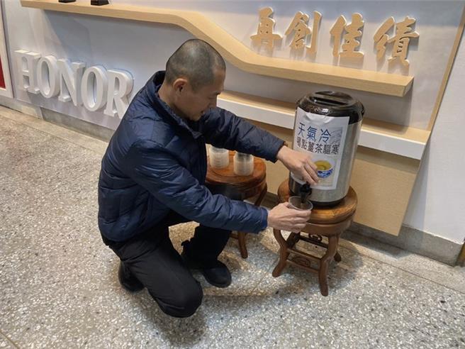 北斗警分局長吳詠傑特別準備薑茶讓辛苦的同仁飲用，暖心也暖胃，讓平常緊張忙碌的分局裡飄起陣陣薑母茶香。（北斗警分局提供／吳建輝彰化傳真）