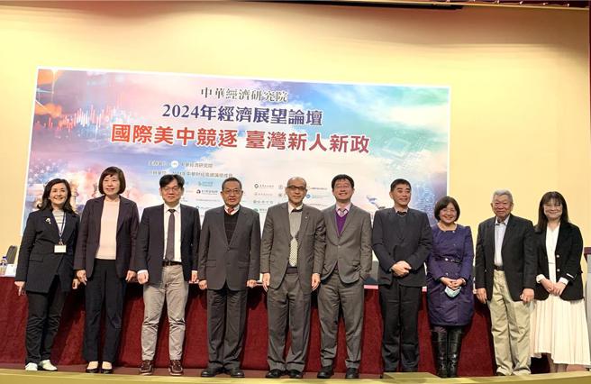 阳明海运董事长郑贞茂（中）24日于中经院以「2024年全球经济展望-动盪中见曙光」为题，分享市场观点。图／陈碧芬