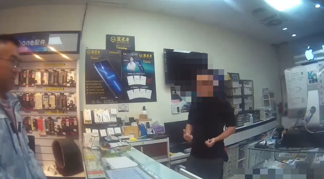 员警前往谢男工作处访查。（图 / 刘咏韵翻摄）