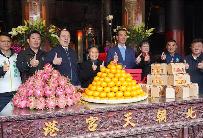 古坑乡栽种221公顷茂谷柑最近盛产，乡公所积极促销，今（24日）首次到北港朝天宫上供兼作行销，左四为古坑乡长林慧如、左五是朝天宫董事长蔡咏锝。（周丽兰摄）