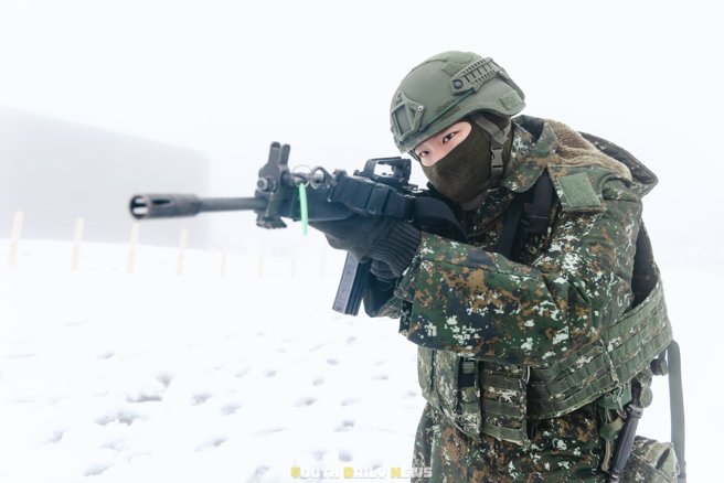 罕见画面曝！武装宪兵大雪中执行高山「国防耳目」雷达站护卫演练。(青年日报提供)