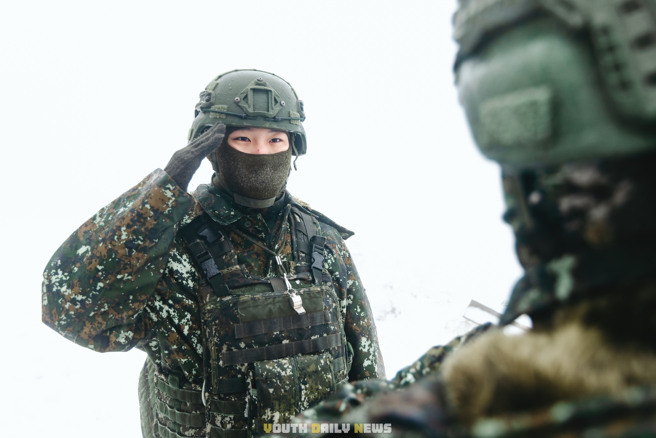 罕见画面曝！武装宪兵大雪中执行高山「国防耳目」雷达站护卫演练。(青年日报提供)