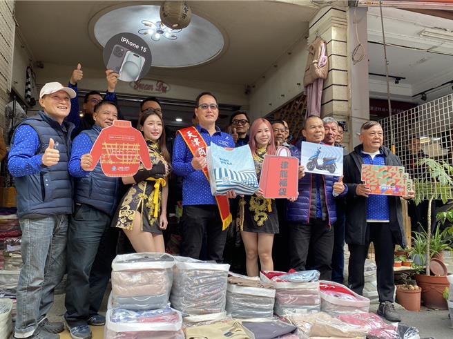 「天津商圈年货大街」1月26日起登场，27日开卖开幕200元福袋，最大奖是iPHONE15手机，另活动期间于会员店家消费300可参加摸彩，奖品有机车、手机以及购衣券总值约60万元。（冯惠宜摄）