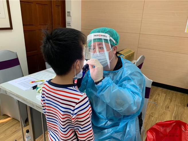 为降低学童龋齿率，台北市立联合医院口腔医学部即起至2月2日，在和平妇幼、中兴、阳明、忠孝、仁爱院区举办6至12岁儿童免费涂氟活动。（北市联医提供／蔡佩珈台北传真）