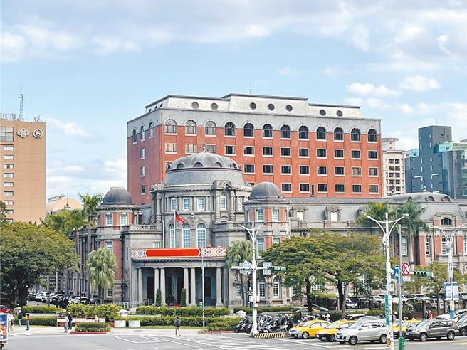 京华城改建案预计2026年完工，却遭爆料，前台北市长柯文哲任内2度放宽容积率，从560％暴增至840％。监察院今指出，柯市府循都市计画审议程序核定京华城细部计画修订时，不当参採「都市更新建筑容积奖励办法」创设三项奖励项目，给予商三840％容积率，显有违失，因此提案纠正。（蔡雯如摄）