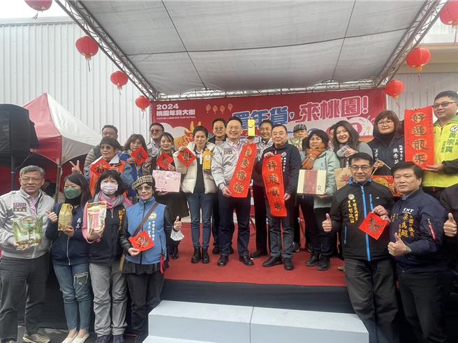 桃园年货大街中坜场开跑，採买一站购足。（吕筱蝉摄）