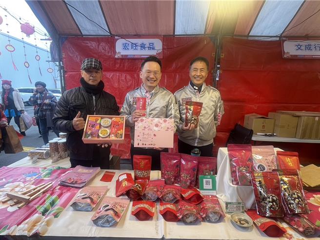 桃园年货大街中坜场开跑，採买一站购足。（吕筱蝉摄）