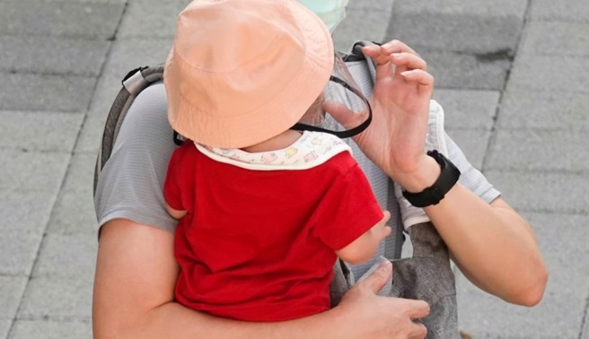 醫師林應然表示，1歲以下的孩子呼吸很弱，口罩戴太緊可能會造成呼吸急促，口罩變濕還有窒息風險。（圖／示意圖，記者黃子明攝影）