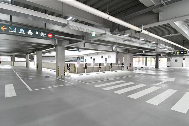 彰化市扇形车库停车场24日启用，可提供295席小型车停车位及523席机车位。（彰化县政府提供／孙英哲彰化传真）