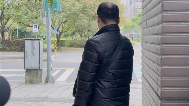 轩轩父亲下午出面受访，泣诉公托中心错失救孩子的机会。（吕健豪摄）