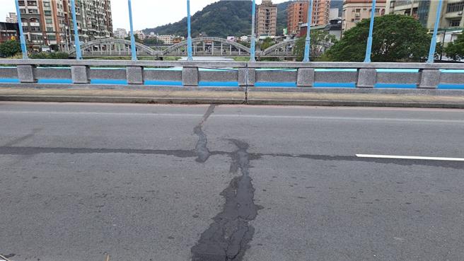 昨有民眾在地方脸书社团贴文表示，发现新北三峡大桥面上竟有超过2公分的裂缝，对此，新北市养工处回应，裂缝位置下方是桥梁的伸缩缝，因最近寒流发威气温骤降，致使伸缩产生裂缝，并无安全疑虑，已进行临补完成。（新北市养工处提供）