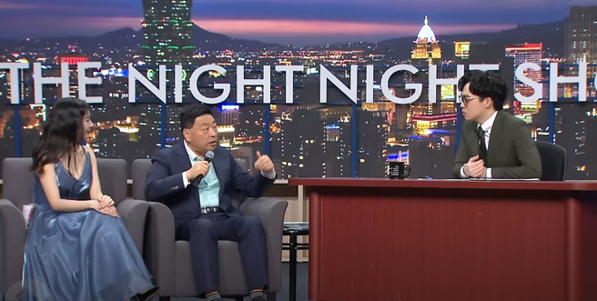 脱口秀节目《贺珑夜夜秀》邀大陆前央视调查记者王志安（中）评论台湾选举。（图取自YT／STR Network）