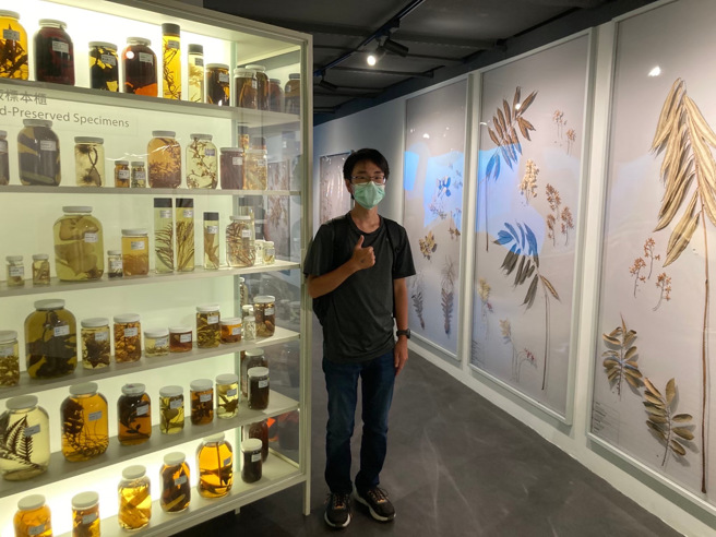 廖晨傑協助製作辜嚴倬雲植物保種中心於臺北科教館展出標本。(照片/教育部提供)
