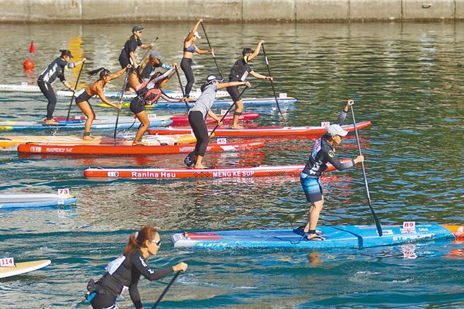 高市府運發局配合燈會於1月27日至2月25日在愛河灣舉辦「冬季水域運動推廣活動」，民眾除了可以體驗SUP立式划槳及獨木舟，還可近距離觀賞黃色小鴨。（本報資料照片）