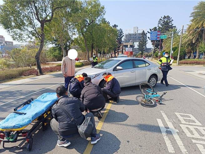 金門1名許姓男子駕駛自小客車於伯玉路1段2-2號前起步迴轉，不慎與一名騎乘自行車的印尼籍女子發生碰撞。（圖／民眾提供）
