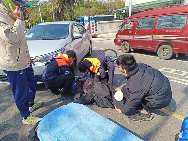 騎乘自行車的印尼籍女子被撞倒在地，左腳骨折、身體多處擦挫傷，痛苦不堪哀嚎痛哭。（圖／民眾提供）