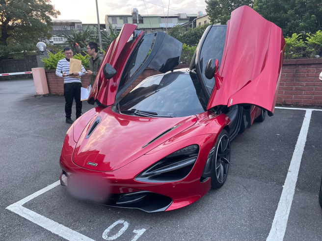 警方另有查扣犯嫌名下轿车2部，市价1700万，后续将依司法程序处理没入及拍卖。（图 / 刘咏韵翻摄）