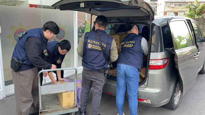 查缉人员将赃款移至赃物库。（图 / 刘咏韵翻摄）